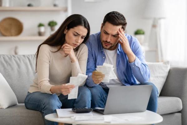 Cele Mai Mari Greșeli Financiare pe Care le Facem Vara — și Cum le Eviți
