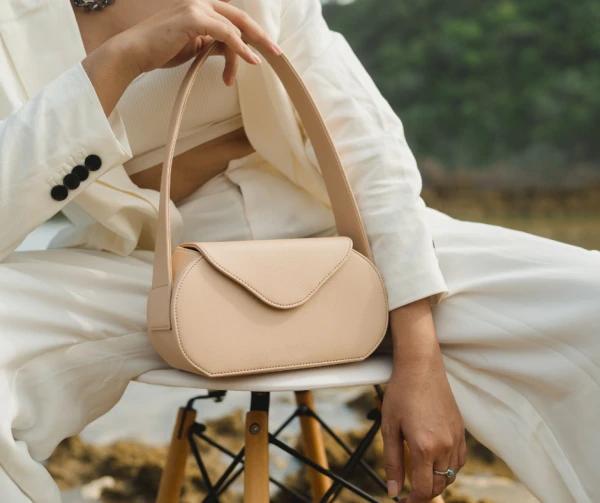 trenduri genți rafie 2025 doctor bag piele 2025 market tote statement vară genți macramé boho plicuri paiete și pietre genți canvas dungi nautice genți East-West subțiri crossbody boho