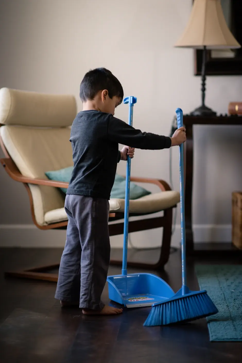 Copil care învață educație financiară prin alocație